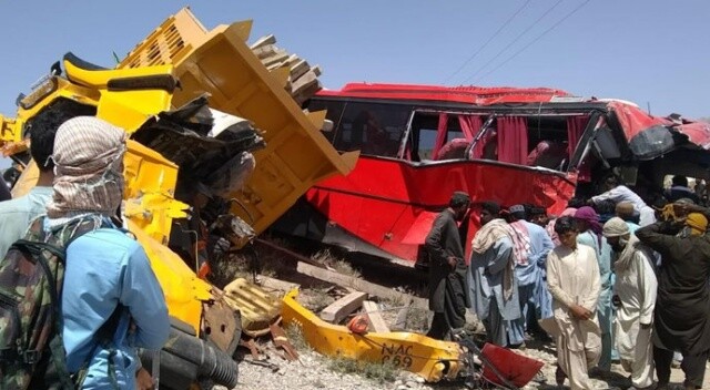 Pakistan&#039;da yolcu otobüsüne damperli kamyon çarptı: 6 ölü, 21 yaralı