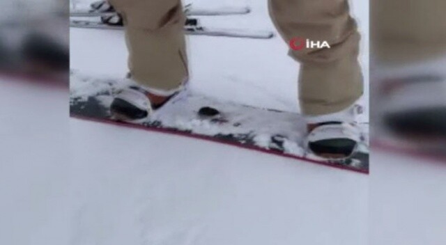 Rusya&#039;da tarla faresi kar üstünde kayak yaptı