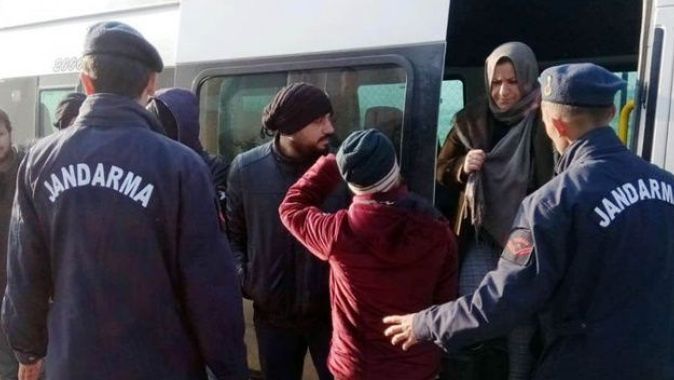 Seyir halindeki minibüsten 43 kaçak göçmen çıktı