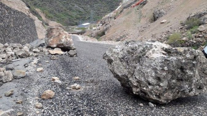 Siirt’te dağdan kopan dev kaya parçaları yolu ulaşıma kapattı
