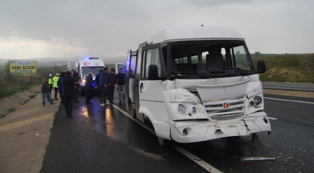 Tekirdağ&#039;da öğrenci servisi kamyona çarptı: 15 yaralı
