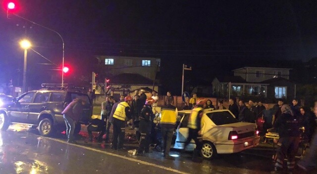 Üç otomobilin karıştığı kazada 1 kişi yaralandı