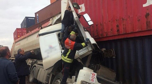 Yol kenarındaki konteynere çarpan TIR&#039;ın şoförü sıkıştı