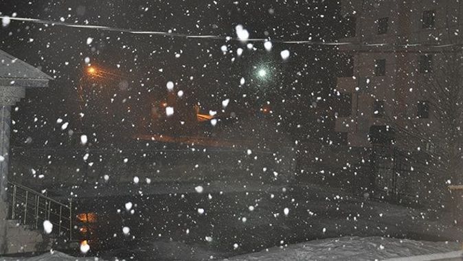 Yüksekova’da lapa lapa yağan kar yağışı şaşırttı