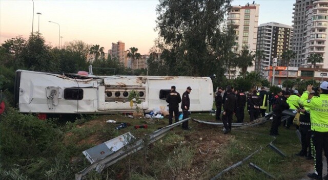 Adana&#039;da yolcu otobüsü devrildi: 2 ölü, 22 yaralı