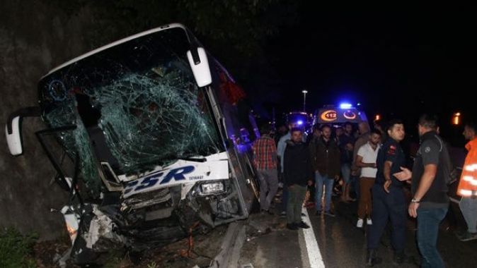 Bolu Dağı&#039;nda otobüs traktöre çarptı: 1 ölü, 13 yaralı