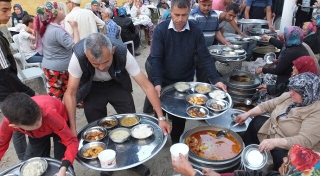 Burhaniye’de 50 yıldır devam eden toplu iftar geleneği