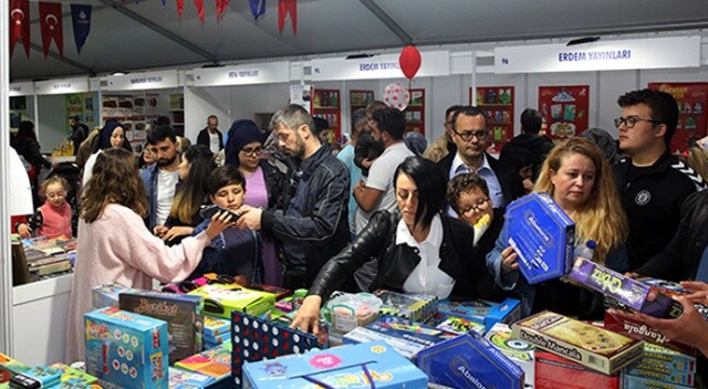 CHP adayının izin vermediği kitap fuarına İstanbullular akın ediyor