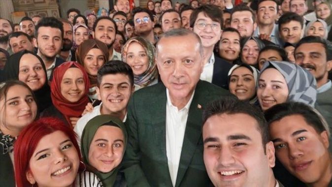 Cumhurbaşkanı Erdoğan&#039;dan gençlerle selfie paylaşımı