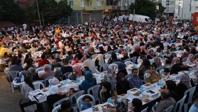 Eyüpsultan&#039;da 10 bin kişilik iftar sofrası