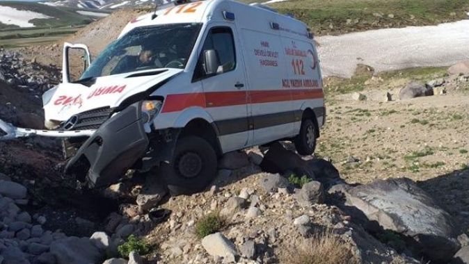 Kayseri&#039;de ambulans takla attı: 2 yaralı