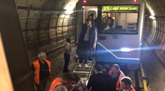 Moskova metrosunda bin kişi 2 saat boyunca mahsur kaldı