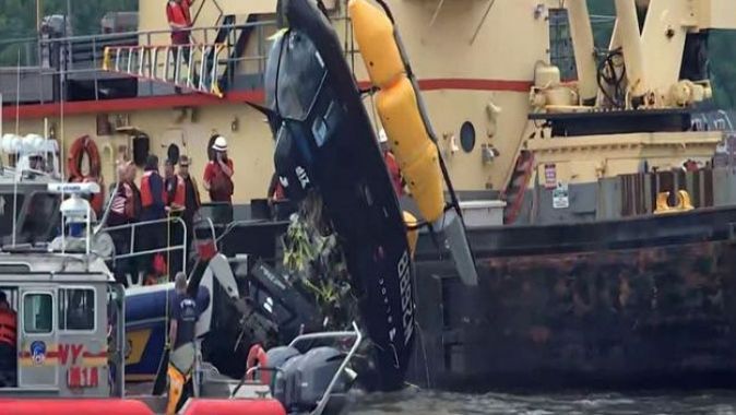 New York&#039;ta helikopter nehre düştü