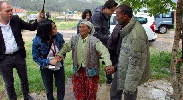 Para ve erzakları çalınan yaşlı kadın, yardım eli uzatan öğrencilere ağlayarak sarıldı