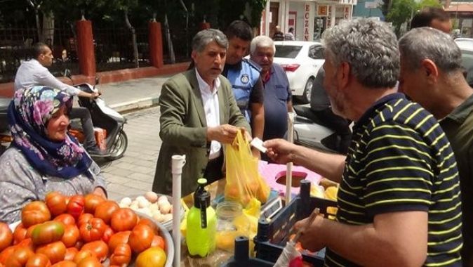 Seyyar satıcı eylem yaptı, domatesleri belediye başkanı sattı