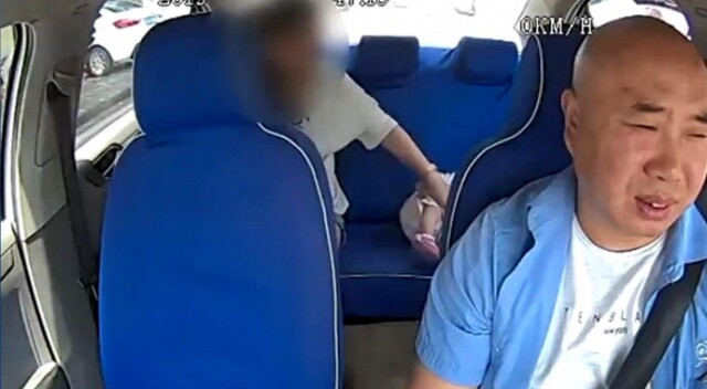 Taksici, bebeğini darp eden kadını polise teslim etti