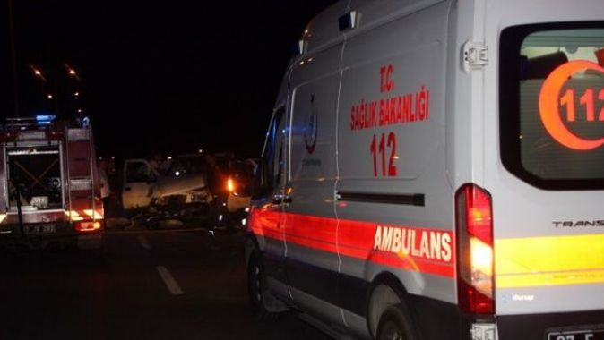 Tur otobüsü park halindeki kamyonete çarptı: 2 yaralı
