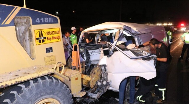 Aksaray&#039;da minibüs iş makinesine çarptı: 7 yaralı