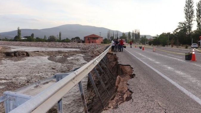 Antalya&#039;da heyelan sebebiyle yol çöktü