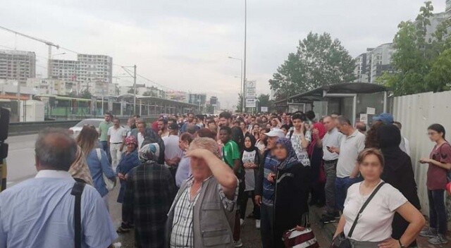 Bursa&#039;da metroya yıldırım düştü