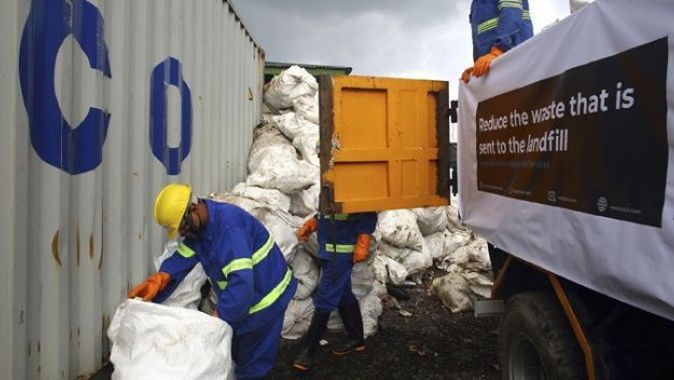 Everest&#039;ten 11 ton çöp toplandı