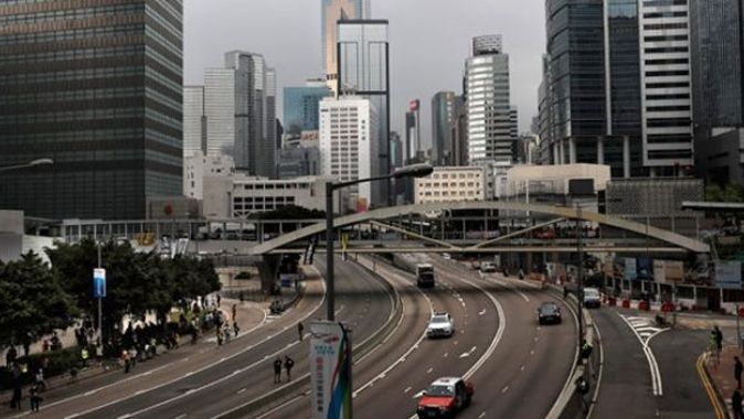 Hong Kong&#039;da protestocular sokakları boşalttı