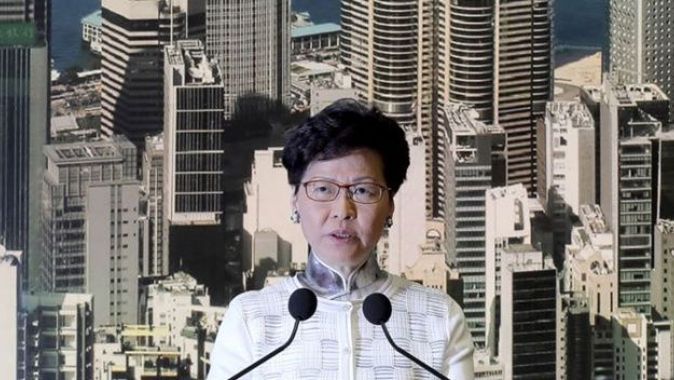 Hong Kong lideri halktan özür diledi