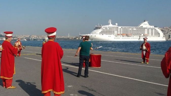 İstanbul’a 3.5 yıl aradan sonra gelen kruvaziyer gemisine mehteranlı karşılama