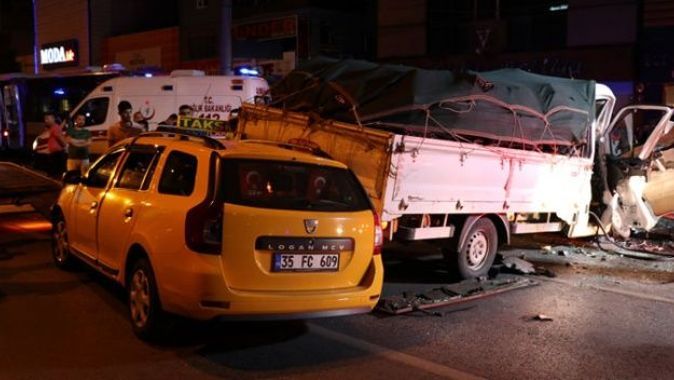 İzmir&#039;de zincirleme trafik kazası: 4 yaralı