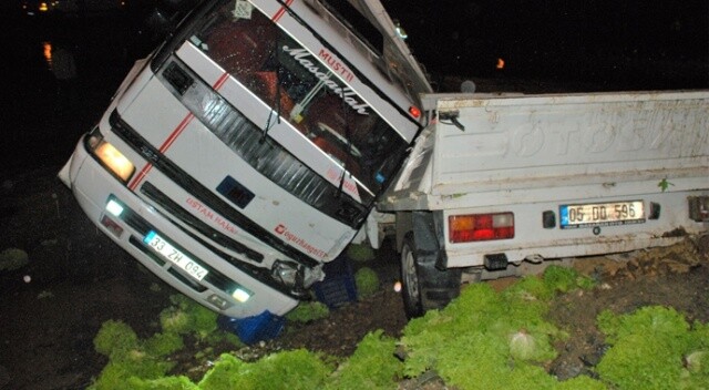 Kiraz yüklü kamyon kamyonetin üzerine devrildi: 3 yaralı