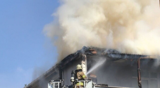 Küçükçekmece&#039;de çatı yangını