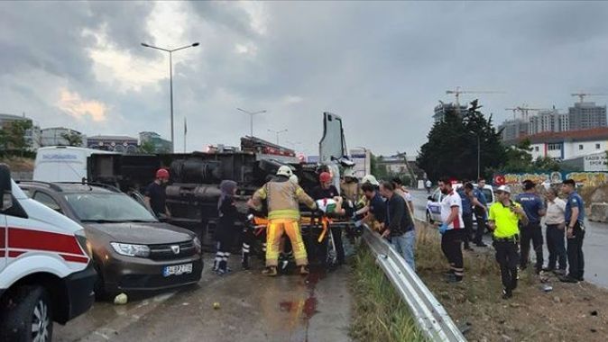 Maltepe&#039;de 8 araç kazaya karıştı: 4 yaralı