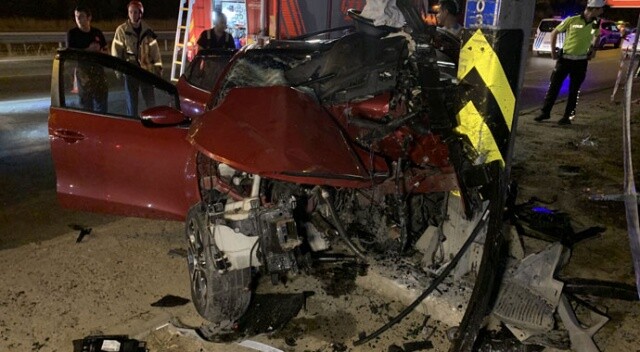 Maltepe&#039;de otomobil direğe çarptı: 2 yaralı