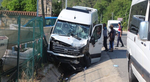 Marmaris&#039;te turistleri taşıyan araç kaza yaptı: 17 yaralı