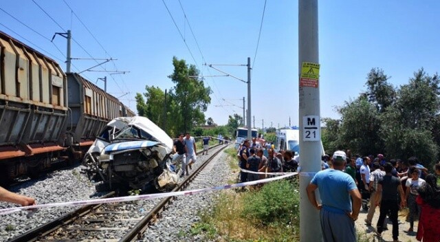 Mersin&#039;de tren minibüse çarptı! Ölü ve yaralılar var