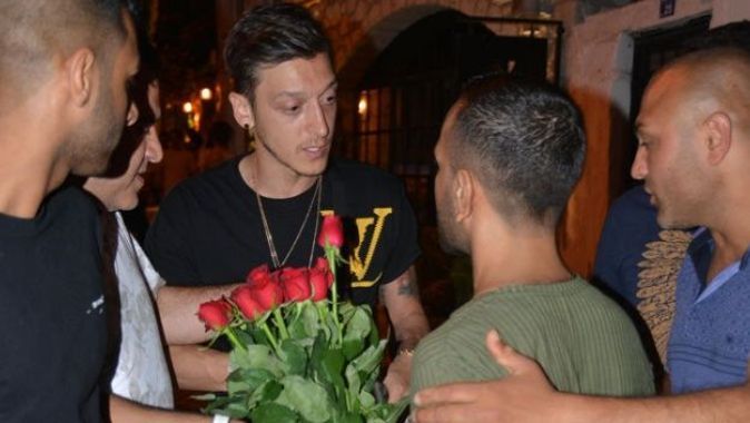 Mesut Özil&#039;den seyyar çiçek satıcılarına tepki