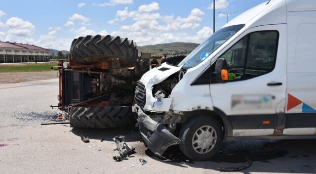 Minibüs ile traktör çarpıştı: 1 yaralı