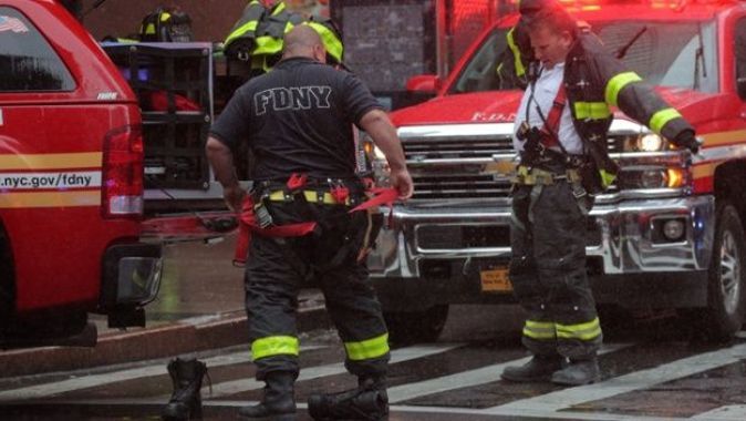 New York’ta helikopter gökdelenin çatısına düştü