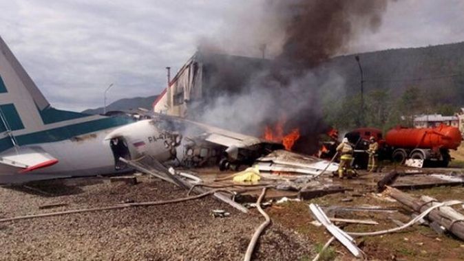Rusya&#039;da acil iniş yapan yolcu uçağı pistten çıktı: 2 ölü, 22 yaralı