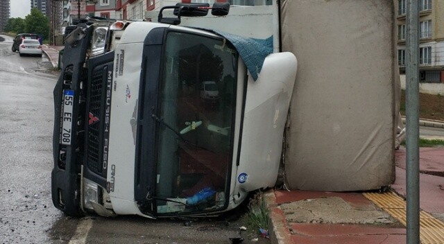 Samsun&#039;da ev eşyası taşıyan kamyon devrildi