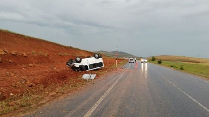 Sivas’ta minibüs devrildi: 10 yaralı