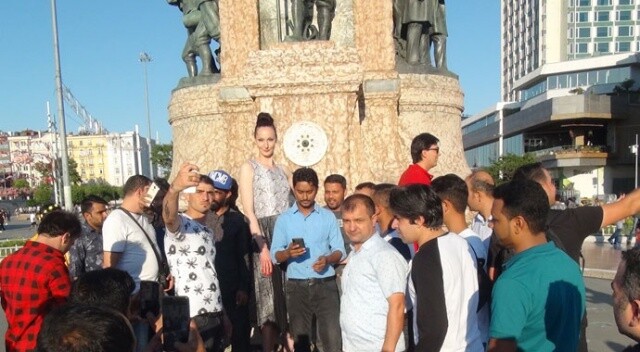 Taksim Meydanı&#039;nda 2,05 metrelik Ukraynalı basketbolcu kadın ilgi odağı oldu