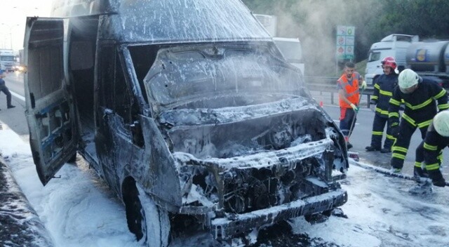 TEM’de alev alev yanan minibüs kullanılmaz hale geldi