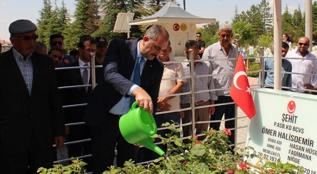 Adalet Bakanı Gül, şehit Ömer Halisdemir&#039;in kabrini ziyaret etti