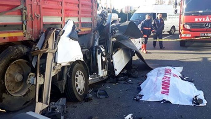 Ankara&#039;da feci kaza! Kamyonet sürücüsü hayatını kaybetti