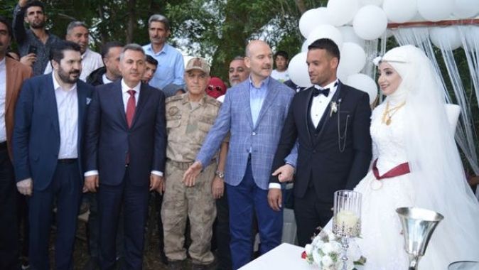 Bakan Soylu, Afrin’de görev yapan uzman çavuşun düğününe katıldı