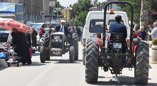 Belediye başkanı, 36 yıllık traktörünü makam aracı olarak kullanıyor