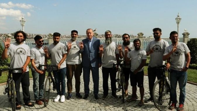 Cumhurbaşkanı Erdoğan, bisikletle hac yolculuğuna çıkan 8 İngiliz vatandaşını kabul etti