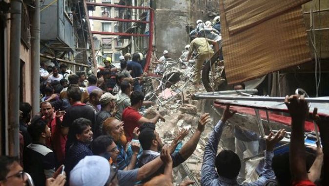 Hindistan&#039;da bina çöktü! 12 ölü, onlarca kişi enkaz altında