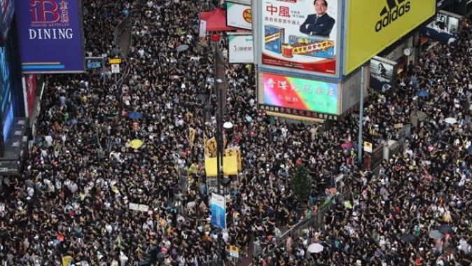 Hong Kong&#039;da binlerce kişi yeniden sokaklarda